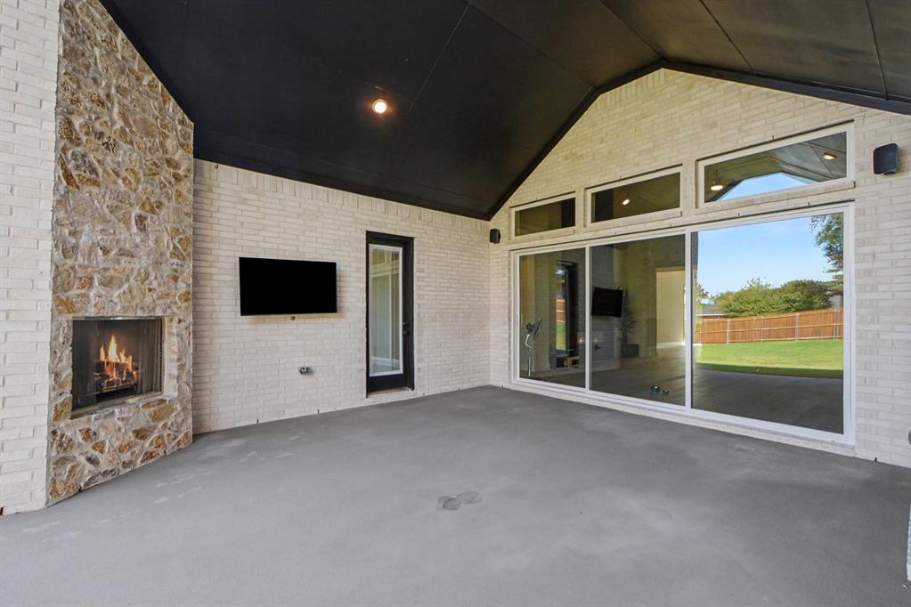 1135 Willow Lake Drive, DeSoto, TX 75115