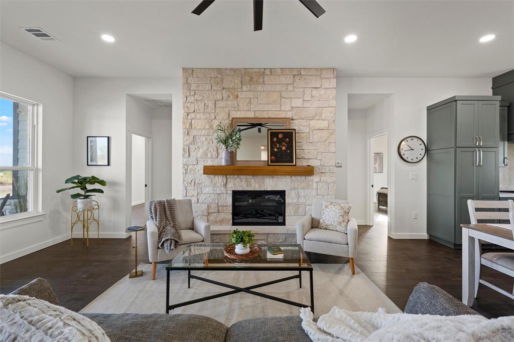 1025 Wyatt Lane, McGregor, TX 76657