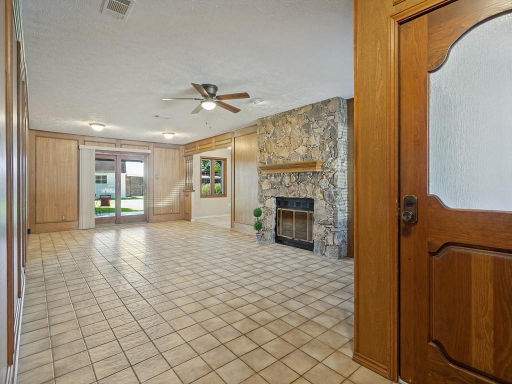 Entry view to backyard & covered patio (30x16) Entry view to backyard & covered patio (30x16)