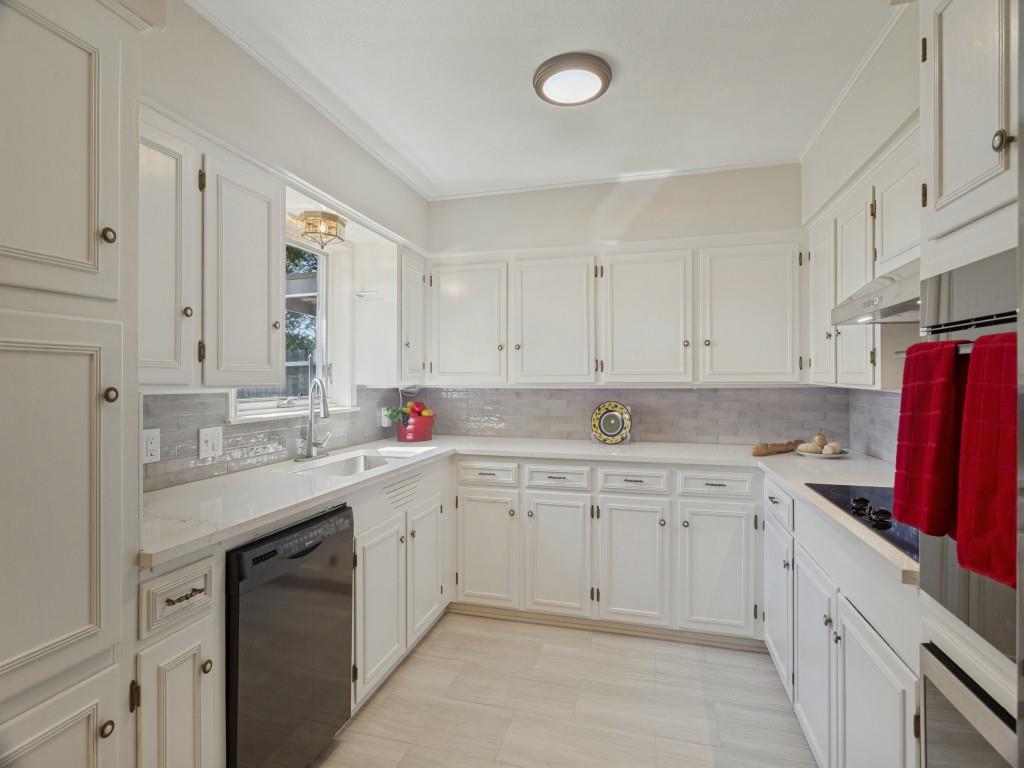 Gorgeous stone counter tops!