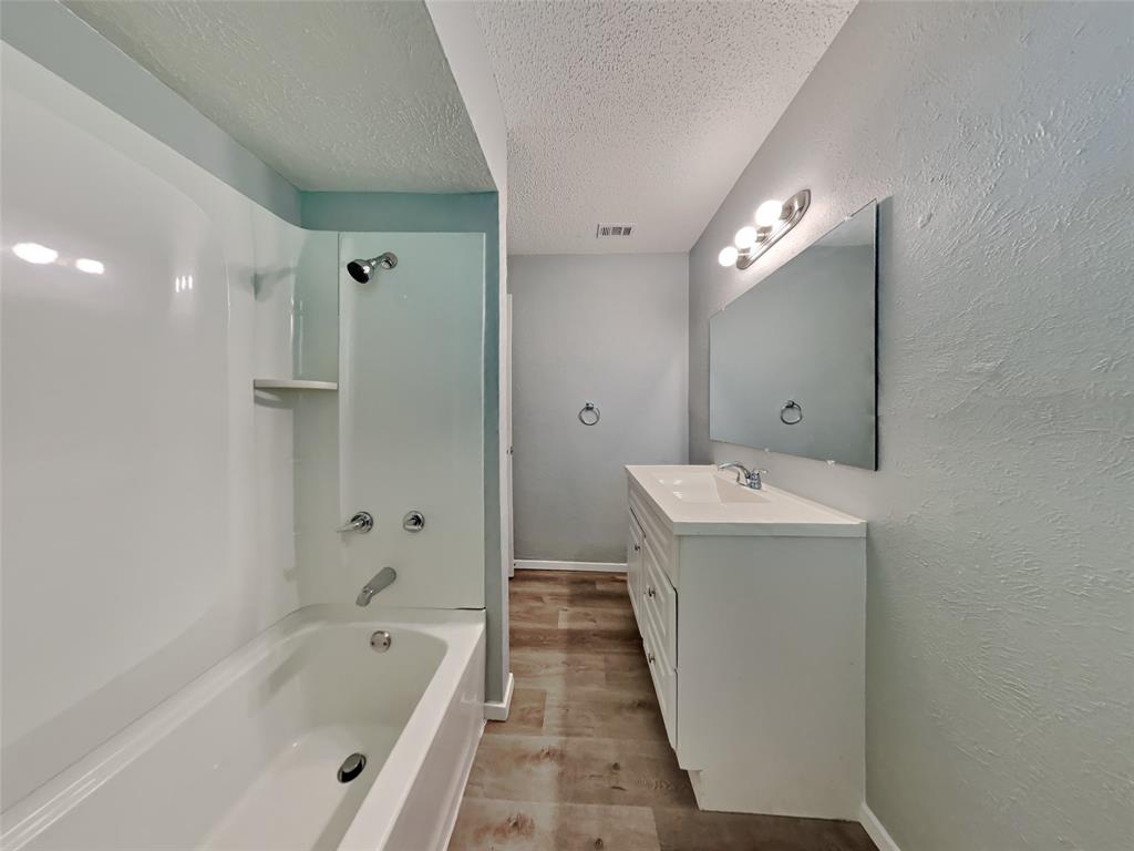 1525 Gardenside Drive, Dallas, TX 75217