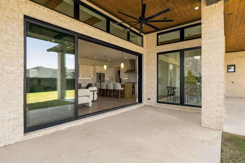 Massive oversized 800 sqft patio - kitchen ready