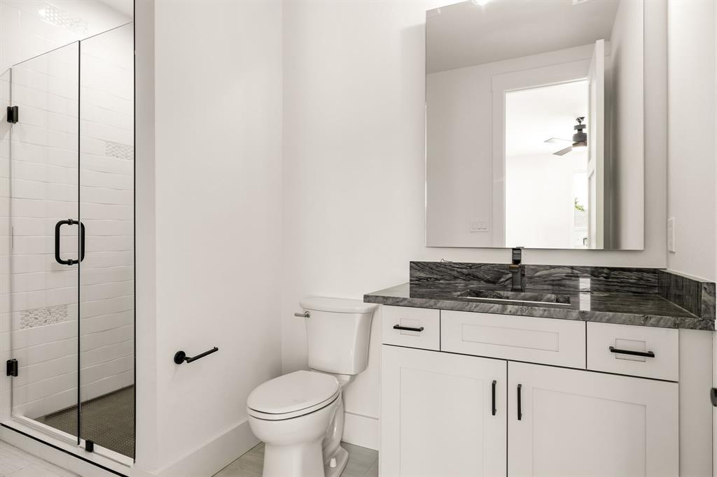 Ensuite bathroom w/ upstairs bedroom 1