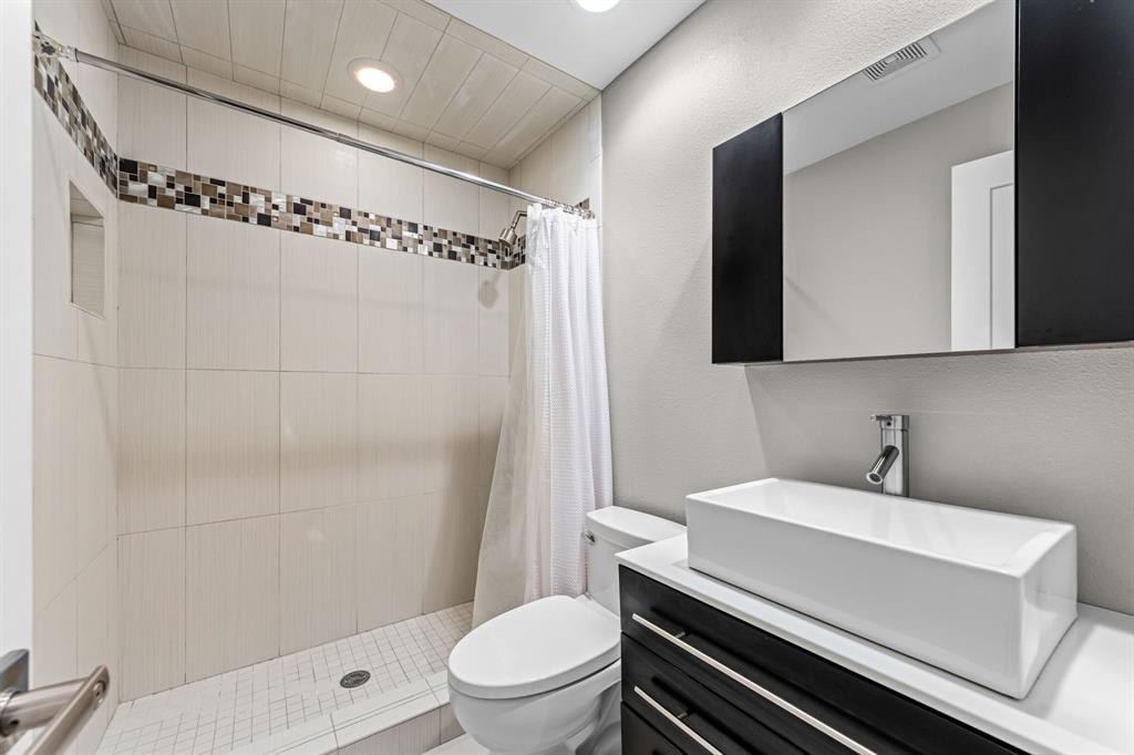 Full bathroom for bedroom #1