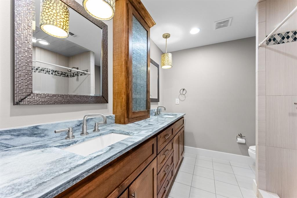 Full ensuite bathroom with 2 sinks for bedroom #3