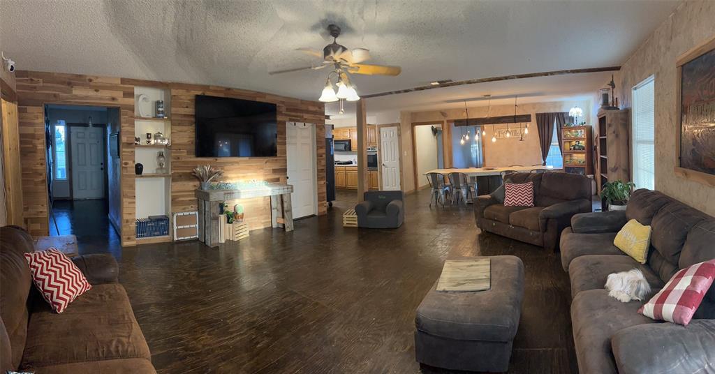 1061 S Main Street, Ferris, TX 75125
