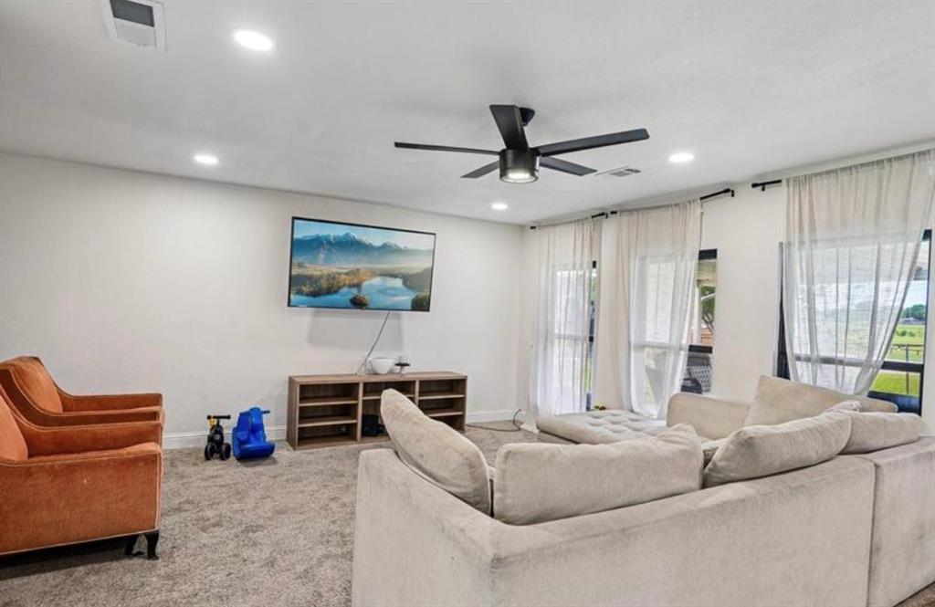 813 Oakbluff Drive, Lancaster, TX 75146