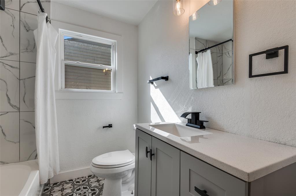 927 S Franklin Street, Dallas, TX 75211 927 S Franklin Street, Dallas, TX 75211