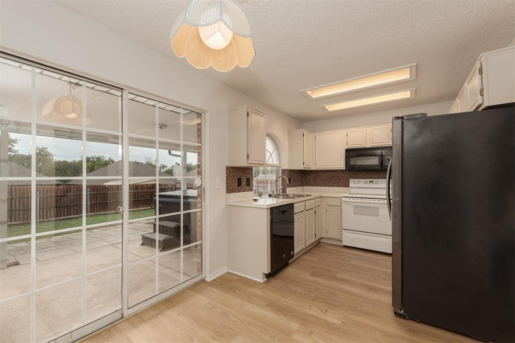 Bright kitchen, breakfast room and view of back patio Bright kitchen, breakfast room and view of back patio