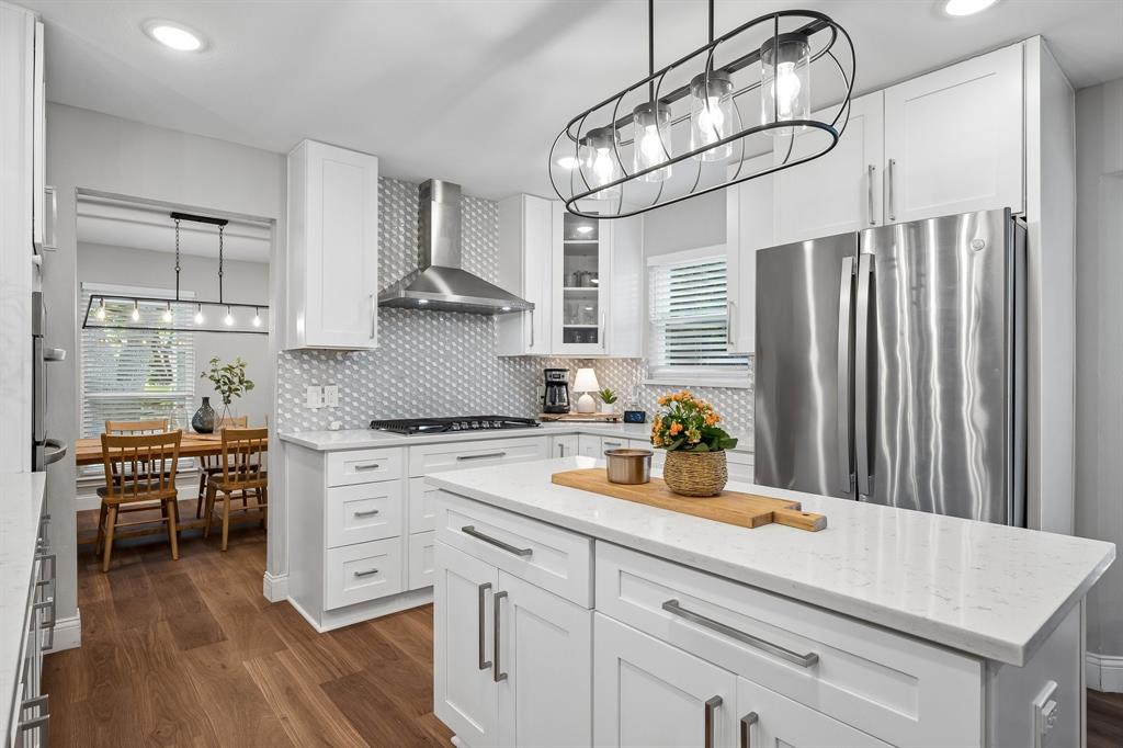 Built for those who love to cook, this kitchen comes with a gas cooktop, double oven, and kitchen island.