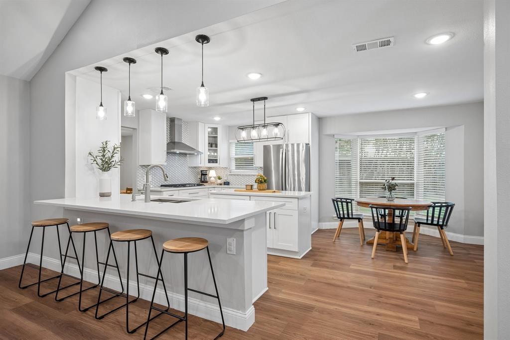 Breakfast bar is perfect for a quick bite or casual entertaining. Breakfast bar is perfect for a quick bite or casual entertaining.