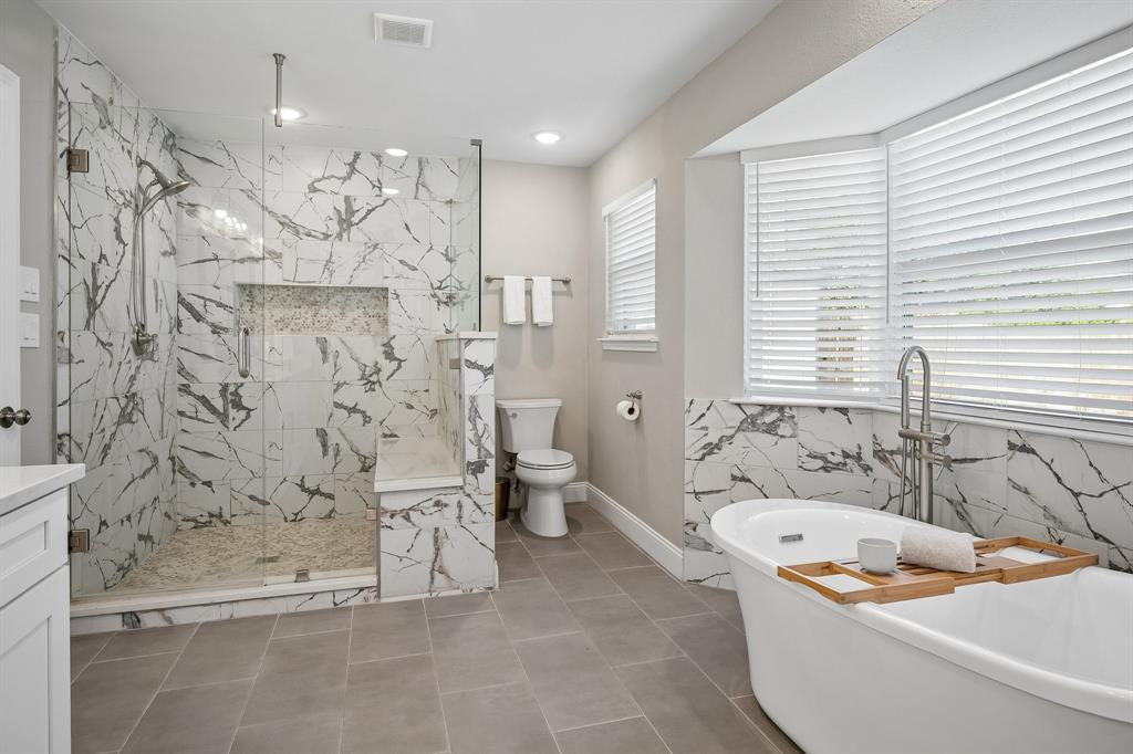 Modern yet refined, this bathroom has it all.