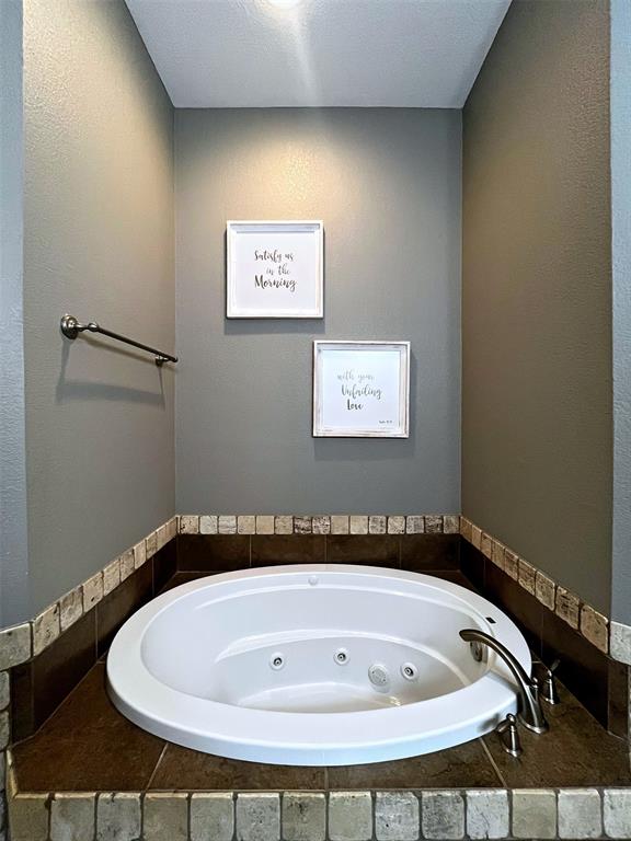 916 Winding Road, Granbury, TX 76049