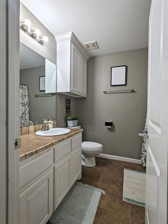 916 Winding Road, Granbury, TX 76049