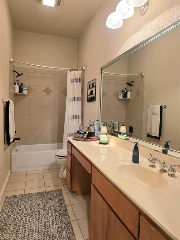second bath off the hallway
