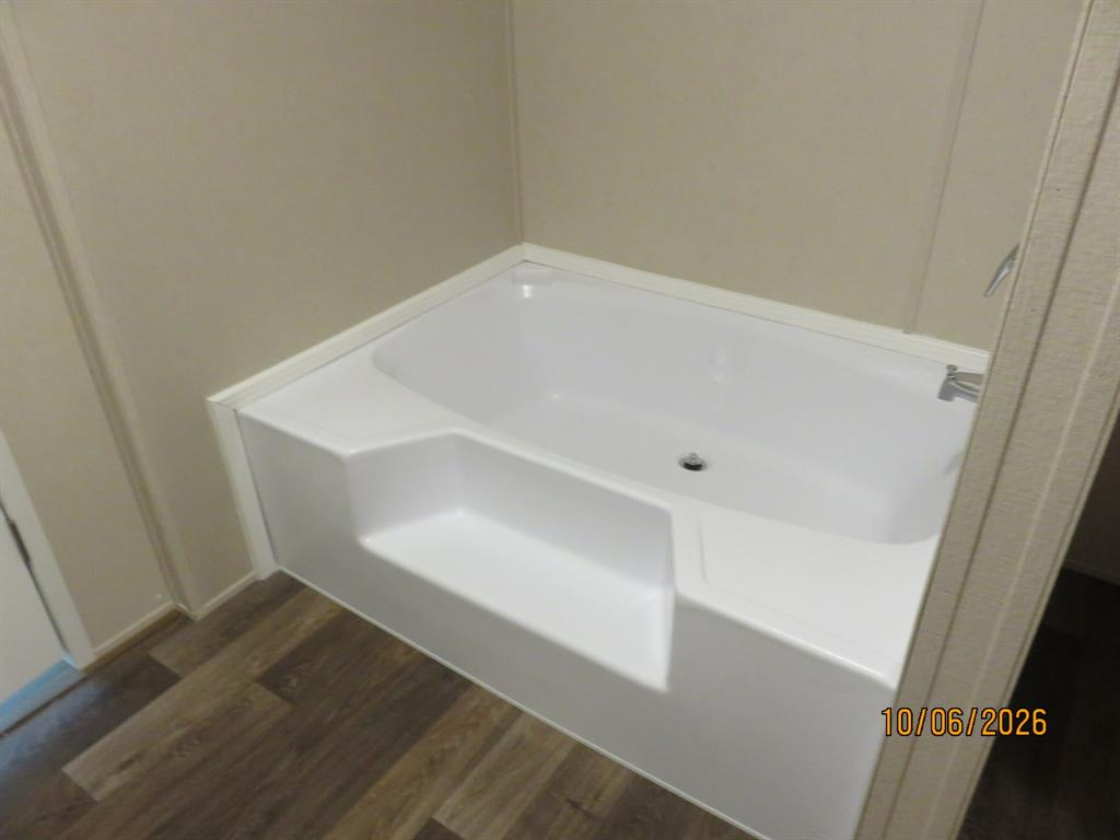 Tub in primary bath
