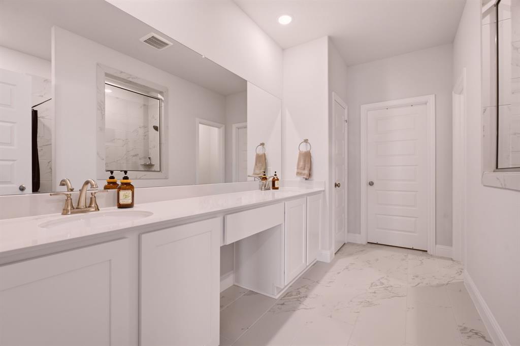 Primary ensuite master bathroom