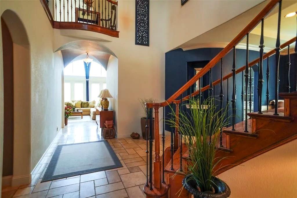 ENTRANCE LEADING TO GRAND LIVING ROOM! ENTRANCE LEADING TO GRAND LIVING ROOM!