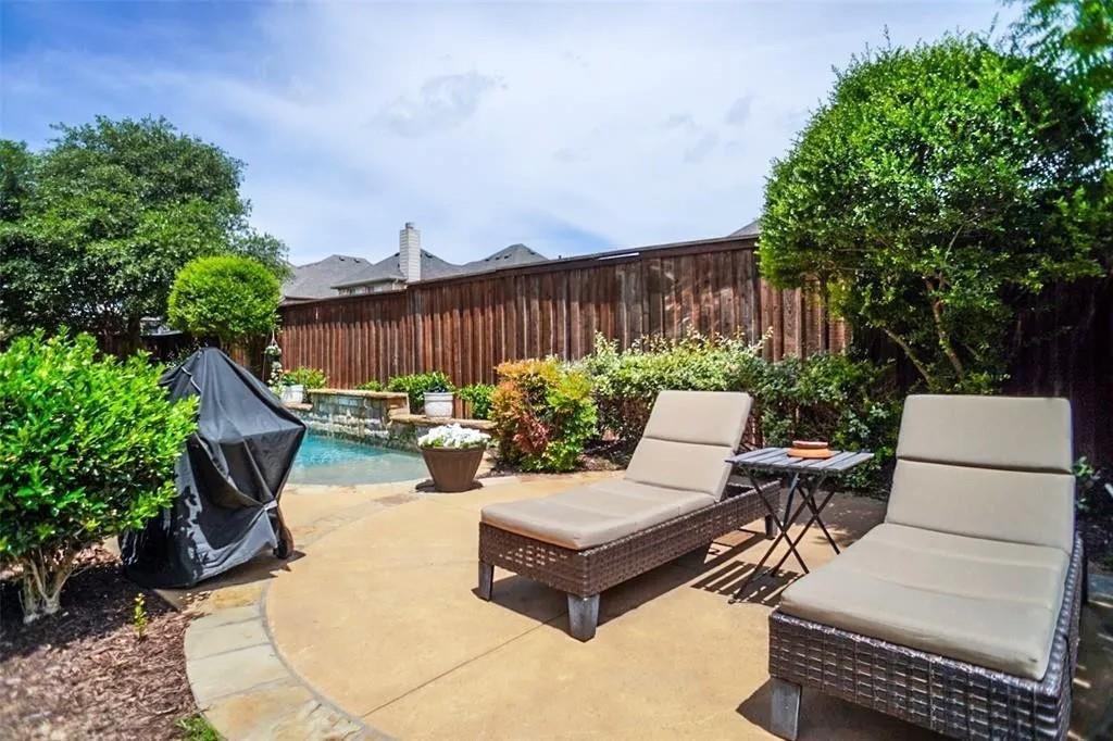 LAWN CHAIRS ON PATIO!