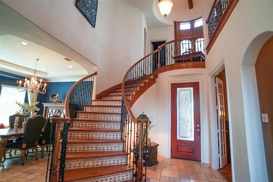 FRONT ENTRANCE & STAIRCASE! FRONT ENTRANCE & STAIRCASE!