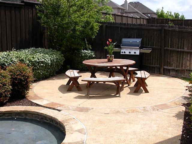PATIO & POOL AREA!