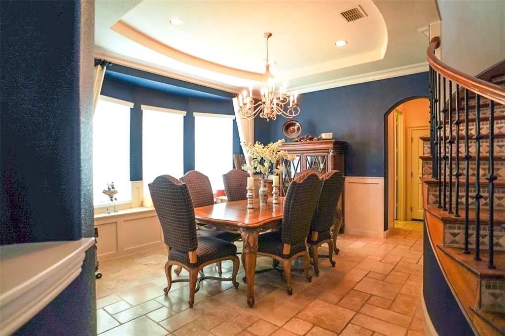 FORMAL DINING ROOM!