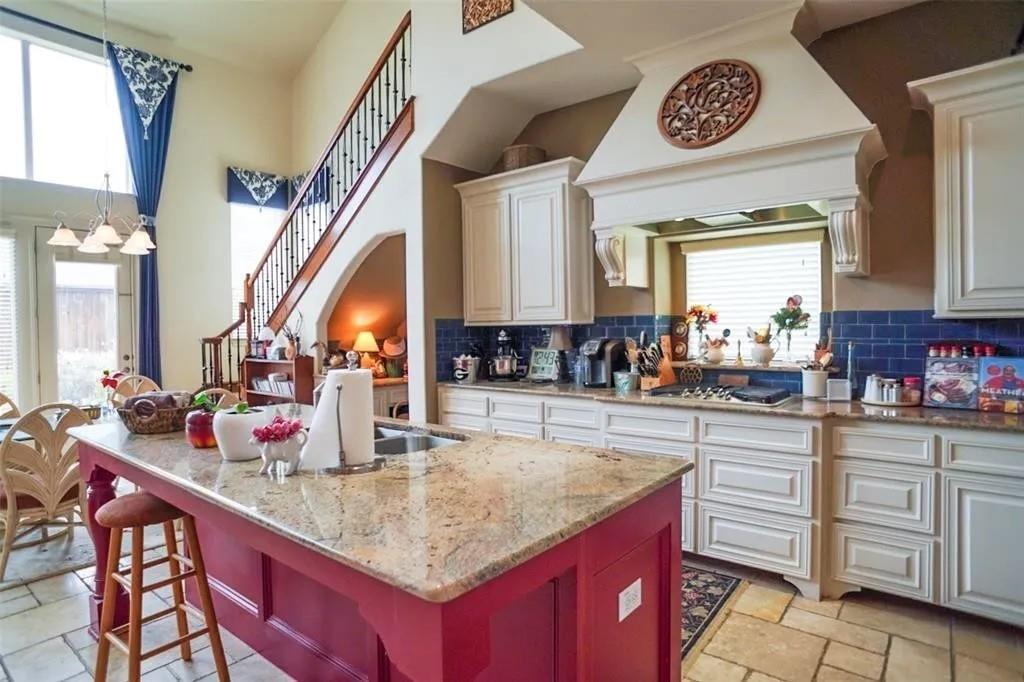 KITCHEN SIDE VIEW!