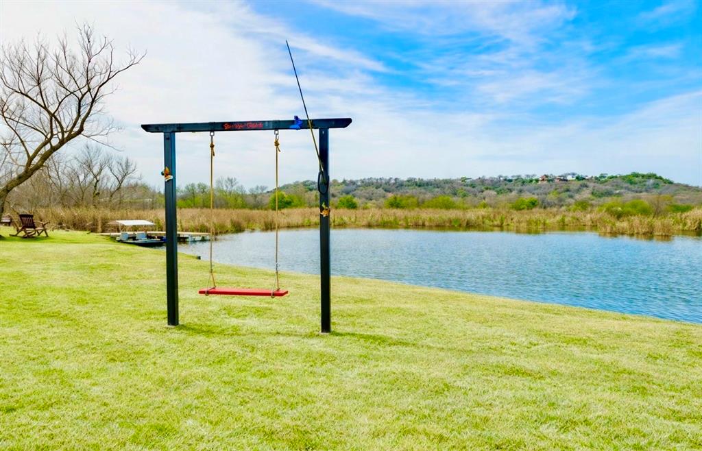 Designated photo spot! Swing away the stress.