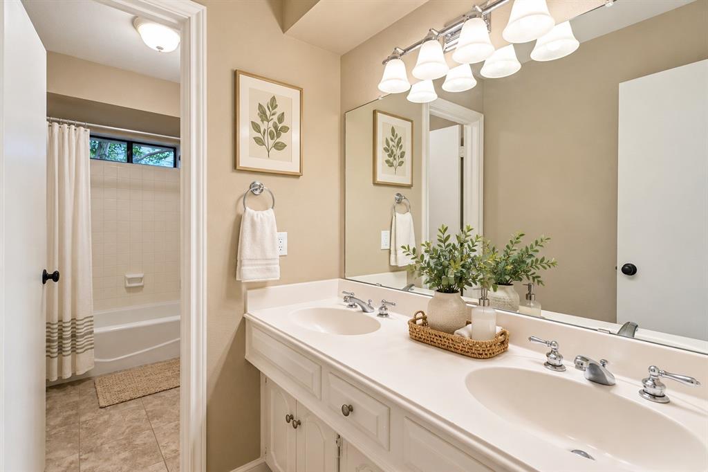 Second full bath w 2 sinks and tub/shower combo-virtual staging