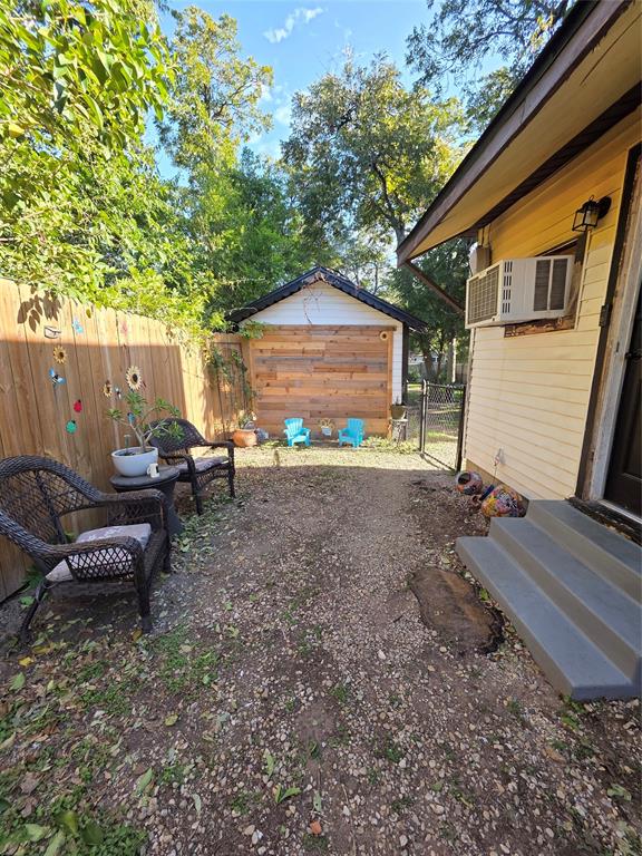 Side courtyard by entrance to Unit B