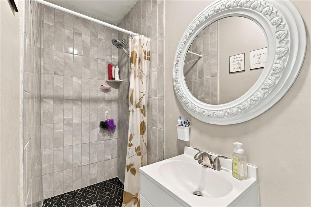 Unit B bathroom