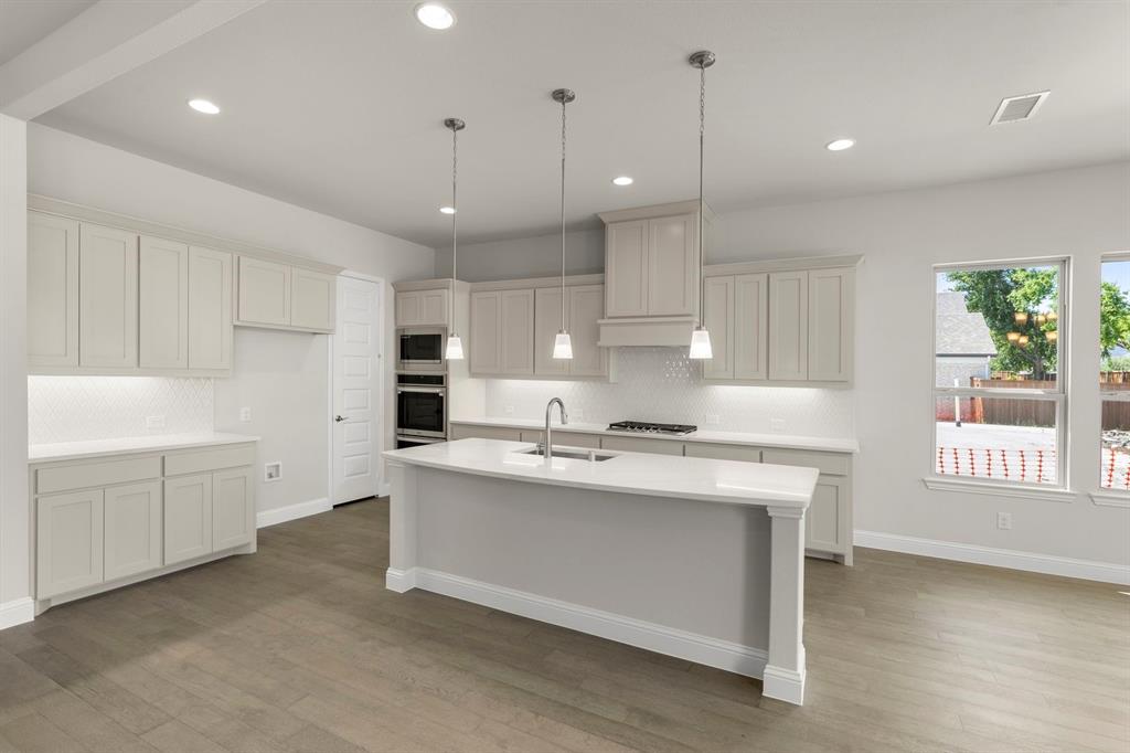 9_10. 3907 Lochwood - Kitchen (2).jpg