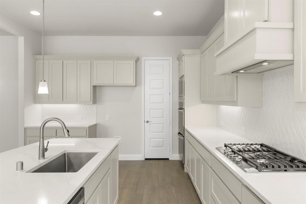 10_11. 3907 Lochwood - Kitchen (3).jpg