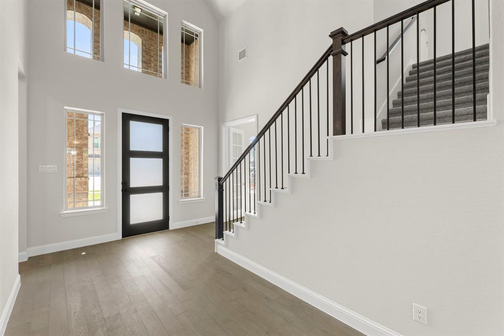 2_03. 3907 Lochwood - Entry.jpg
