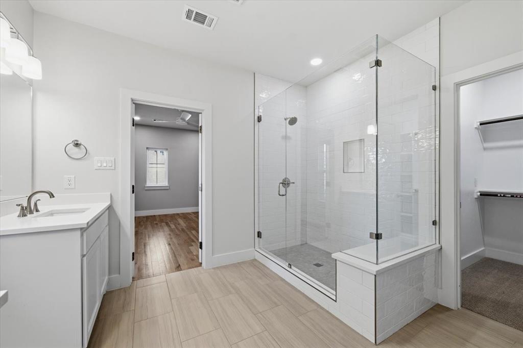 Walk in closet in third level bedroom en Suite
