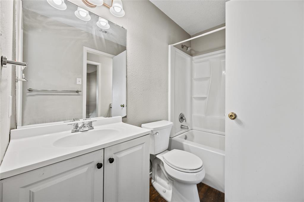 808 Red Bud Drive, DeSoto, TX 75115