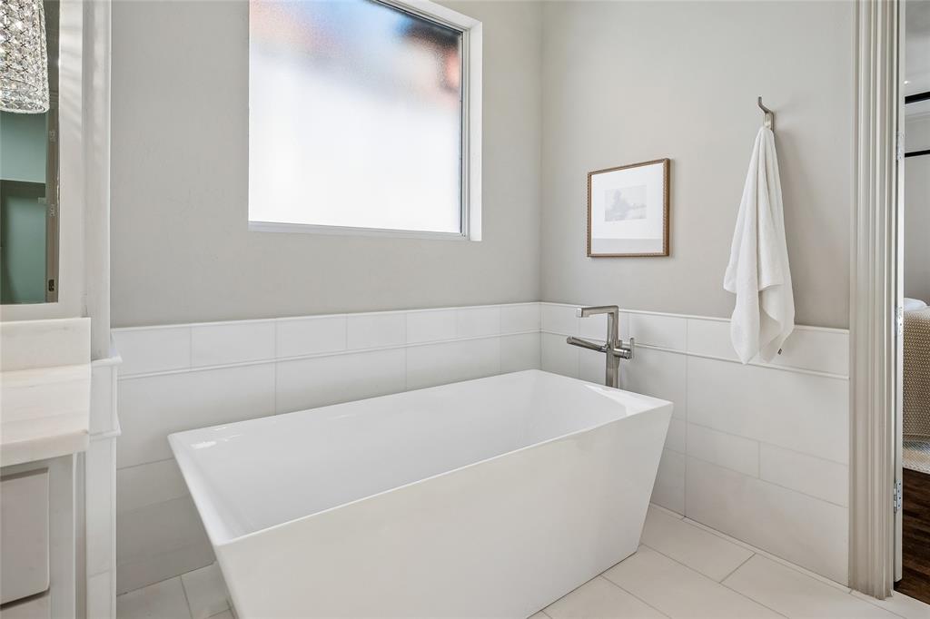 Freestanding tub with frosted window above