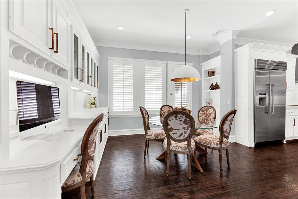 Seamless built-in storage cabinets and an integrated workstation turn this casual dining space into a multifunctional hub. It is a cozy haven for helping kids finish homework right before gathering together for family dinner.
