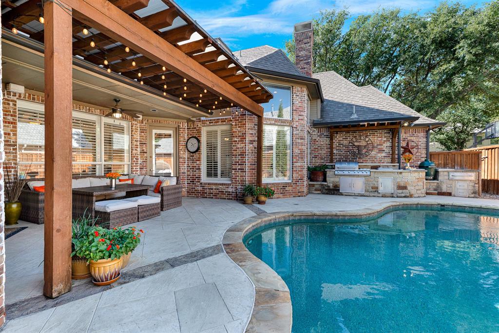 The rich cedar arbor structure frames a smooth indoor-outdoor flow between the outdoor dining area and cooking station. You will love throwing lively outdoor barbecues where guests can freely roam between the pool, kitchen, and covered seating.