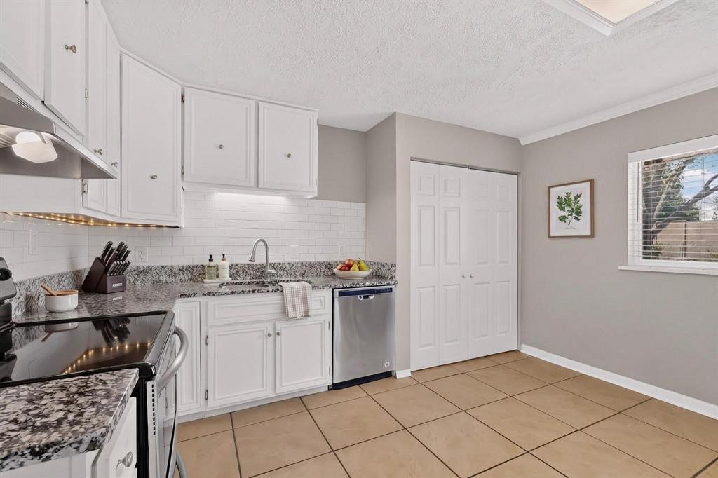 Virtually staged kitchen Virtually staged kitchen