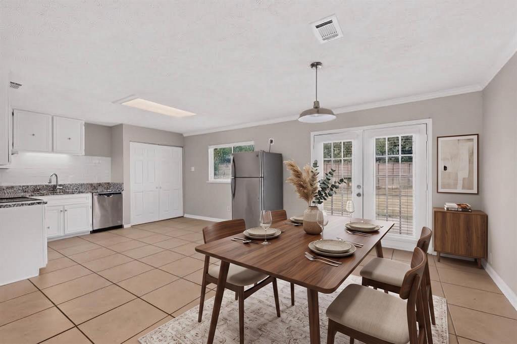 Virtually staged dining area Virtually staged dining area