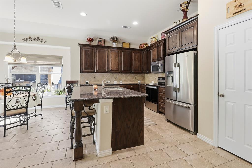Center kitchen island bar is perfect for extra seating and entertaining.