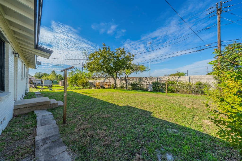 4147 Huckleberry Circle, Dallas, TX 75216