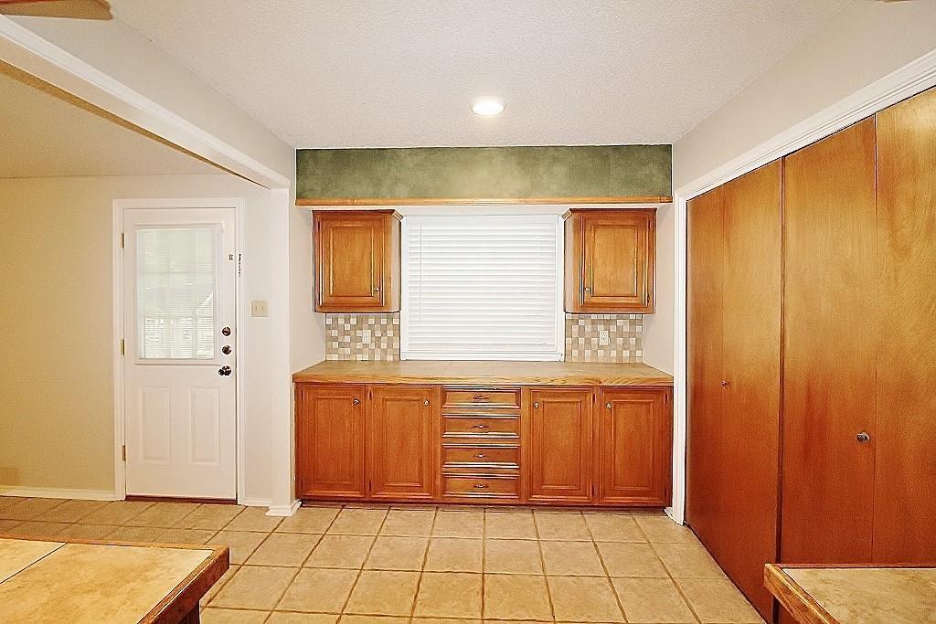 Eat-in Kitchen Eat-in Kitchen