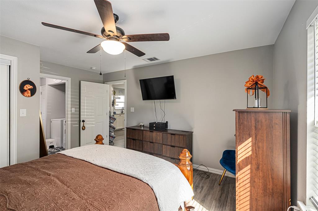 Room featuring neutral wall paint, wood-finish flooring, and a ceiling fan with integrated lighting