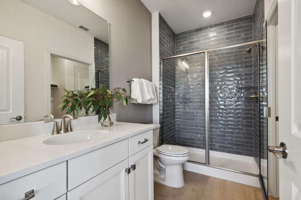 *Model Representation - Spacious secondary bathroom