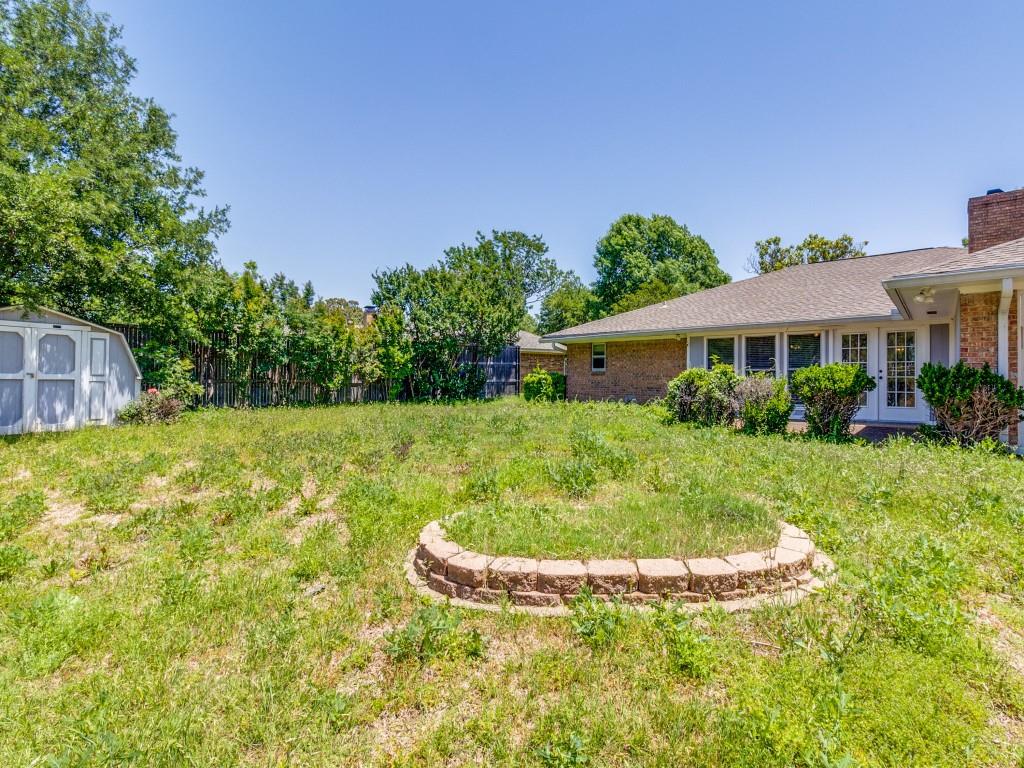 View of yard featuring a storage shed and an outdoor structure