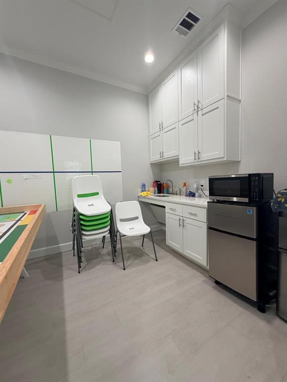 Break room. Spacious and fully equipped.