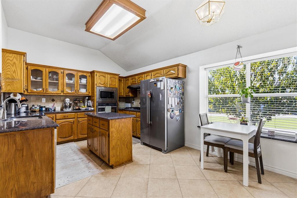 Horseshoe kitchen with island