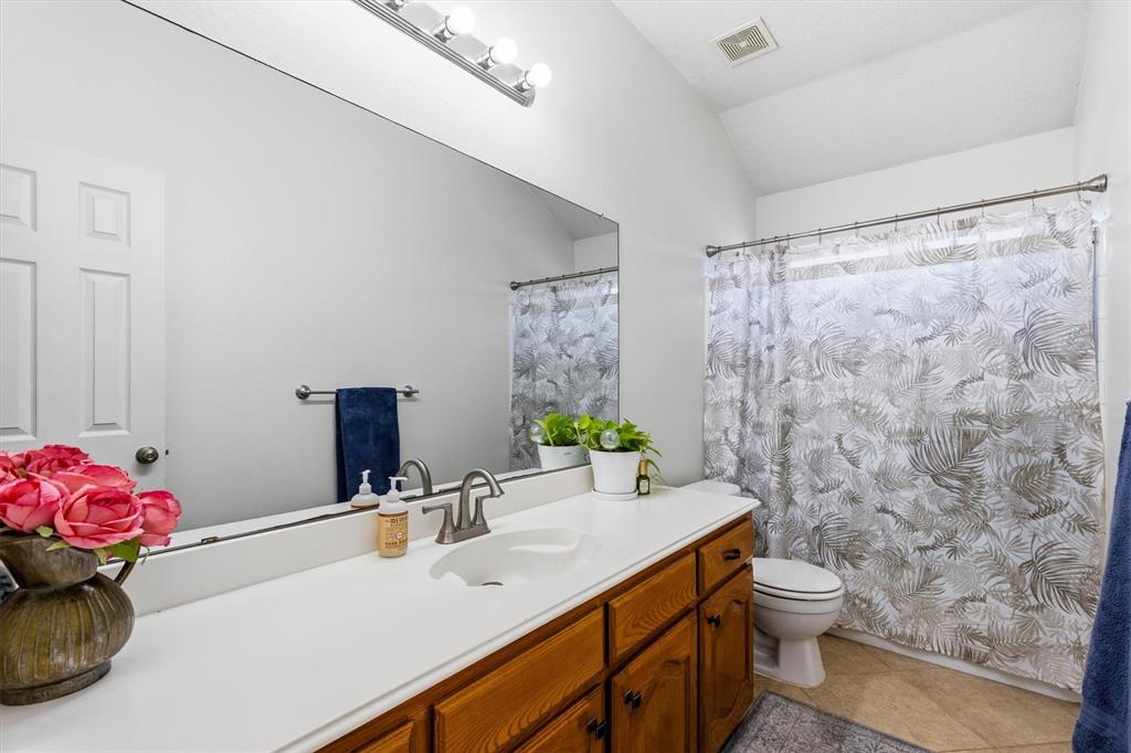 second full bath located in the hallway